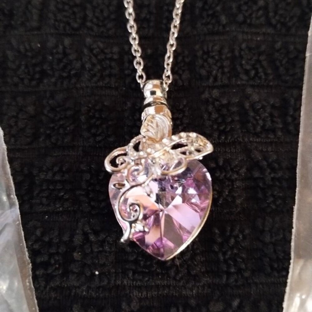 BEAUTIFUL CRYSTAL HEART PENDANT WITH CHAIN